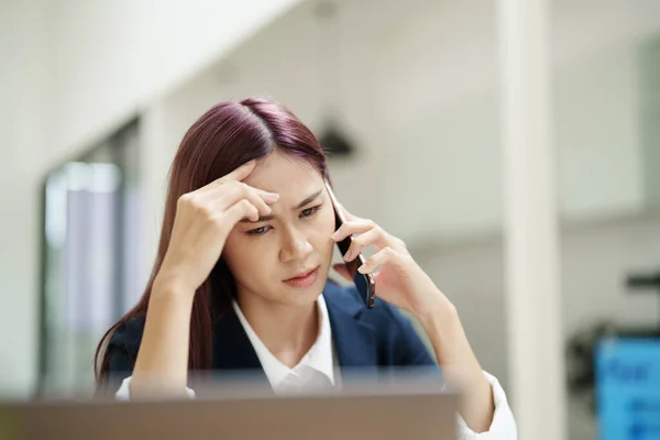 Affärskvinna Visar Ett Allvarligt Uttryck När Talar Telefon — Stockfoto