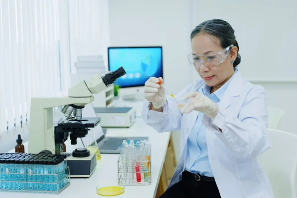 Laboratórios Pesquisa Médica Cientistas Analisam Amostras Químicas Discutem Inovações Tecnológicas — Fotografia de Stock