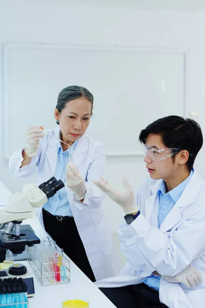 Medical Research Laboratories Scientists Analyze Chemical Samples Discuss Technological Innovations — Stock Photo, Image