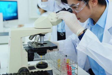 Tıbbi araştırma laboratuvarları, bilim insanları kimyasal örnekleri analiz ediyor teknolojik yenilikleri tartışıyorlar. Gelişmiş tıp ve biyoteknoloji laboratuvarları.