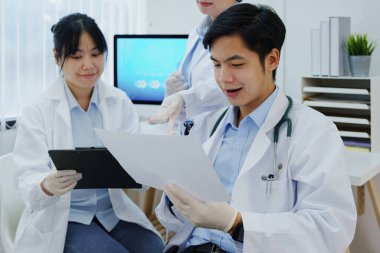 Tıbbi araştırma laboratuvarları, bilim insanları kimyasal örnekleri analiz ediyor teknolojik yenilikleri tartışıyorlar. Gelişmiş tıp ve biyoteknoloji laboratuvarları.