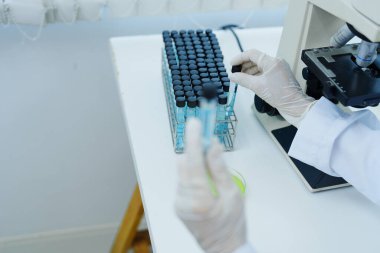 Tıbbi araştırma laboratuvarları, bilim insanları kimyasal örnekleri analiz ediyor teknolojik yenilikleri tartışıyorlar. Gelişmiş tıp ve biyoteknoloji laboratuvarları.