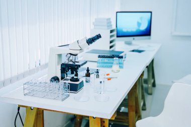 Mikroskop ile Tıbbi Araştırma Laboratuvarı ve Masasında Biyokimyasallarla Test Tüpleri. Bilimsel Laboratuvar Biyoteknoloji Geliştirme Merkezi.