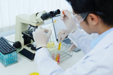 Tıbbi araştırma laboratuvarları, bilim insanları kimyasal örnekleri analiz ediyor teknolojik yenilikleri tartışıyorlar. Gelişmiş tıp ve biyoteknoloji laboratuvarları.