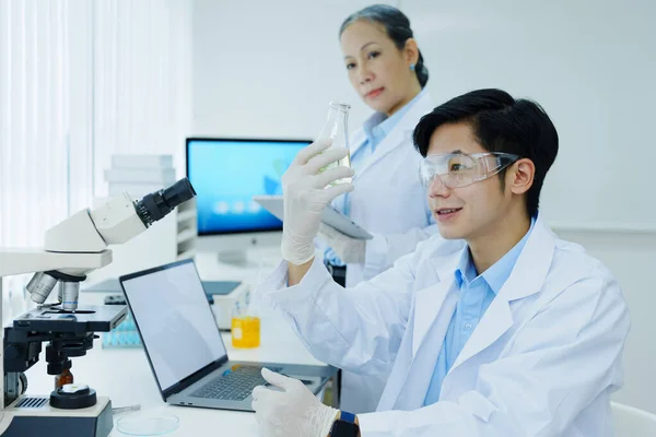 Tıbbi Araştırma Laboratuvarları Bilim Insanları Kimyasal Örnekleri Analiz Ediyor Teknolojik — Stok fotoğraf