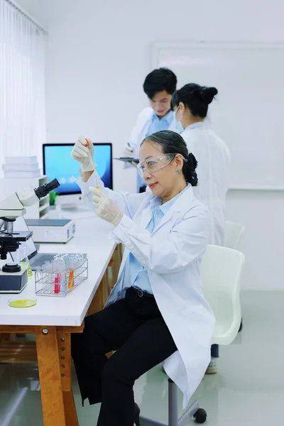 Laboratori Ricerca Medica Gli Scienziati Analizzano Campioni Chimici Discutere Innovazioni — Foto Stock