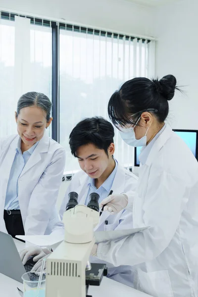 医学研究所 科学者は化学試料を分析する技術革新について議論する バイオテクノロジーのための高度な科学研究所 — ストック写真