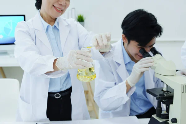 Медицинские Исследовательские Лаборатории Ученые Анализируют Химические Образцы Обсудить Технологические Инновации — стоковое фото