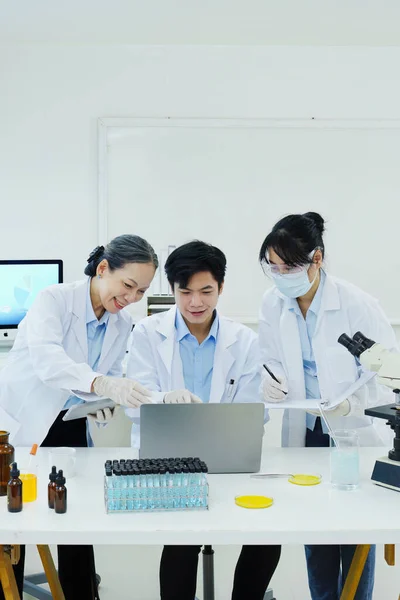 Laboratorios Investigación Médica Los Científicos Analizan Muestras Químicas Discutir Las — Foto de Stock