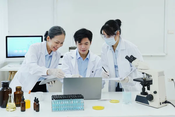 Laboratórios Pesquisa Médica Cientistas Analisam Amostras Químicas Discutem Inovações Tecnológicas — Fotografia de Stock
