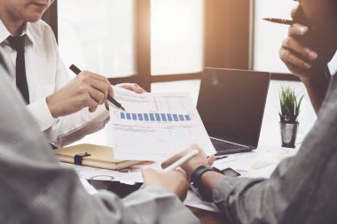 Yatırım risklerini azaltmayı planlayan bir grup iş adamının ortaklarla birlikte çalıştığı imajı, toplantılarda kârlı ve hedeflenmiş müşteri ihtiyaçlarını analiz etmek üzere pazarlama stratejilerini ayarlıyor..