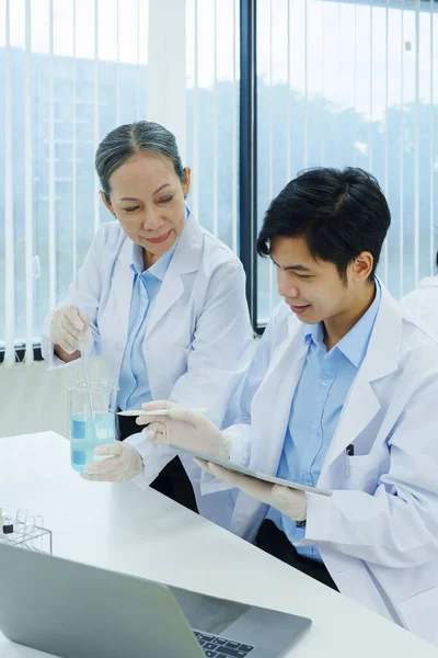 Tıbbi Araştırma Laboratuvarları Bilim Adamları Kimyasal Örnekler Üzerinde Başarısız Oldu — Stok fotoğraf