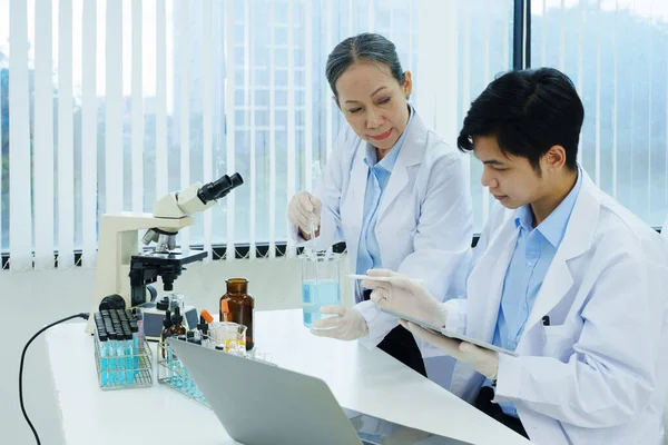 Medyczne Laboratoria Badawcze Naukowcy Nieudane Badania Próbek Chemicznych Omów Innowacje — Zdjęcie stockowe