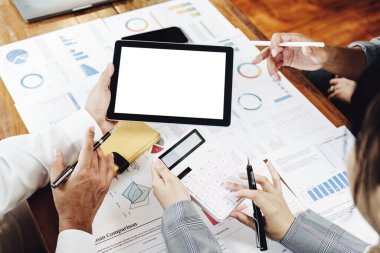 Yatırım risklerini azaltmayı planlayan bir grup iş adamının ortaklarla birlikte çalıştığı imajı, toplantılarda kârlı ve hedeflenmiş müşteri ihtiyaçlarını analiz etmek üzere pazarlama stratejilerini ayarlıyor.