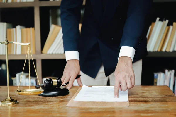 Discussing Legal Matters Signing Important Documents — Stock Photo, Image