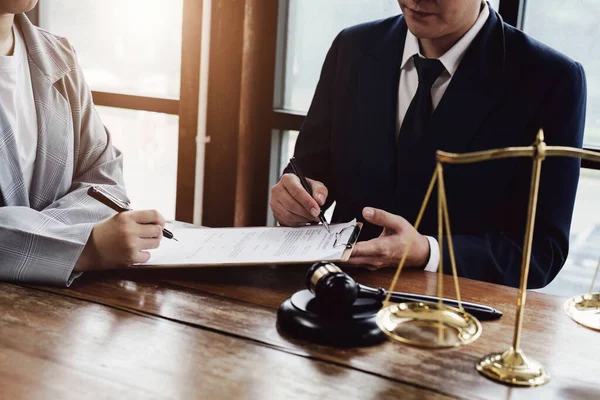 Discussing Legal Matters Signing Important Documents — Stock Photo, Image