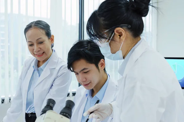 Medical Research Laboratories Scientists Analyze Chemical Samples Discuss Technological Innovations — Stock Photo, Image