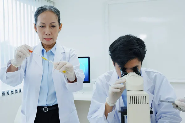 Orvosi Kutatólaboratóriumok Tudósok Kémiai Mintákat Elemeznek Megvitatják Technológiai Innovációkat Orvostudomány — Stock Fotó