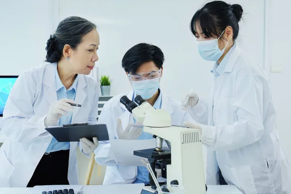 Medicinska Forskningslaboratorier Forskare Analyserar Kemiska Prover Diskutera Tekniska Innovationer Avancerade — Stockfoto