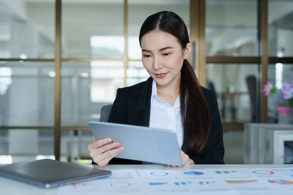 성명을 태블릿 컴퓨터로 마케팅 계획을 아시아 여성의 — 스톡 사진