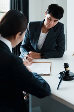 Avukat ve müvekkil arasındaki önemli belgelerin imzalanması bir mahkeme davasında anlaşmaya varılmasıdır..