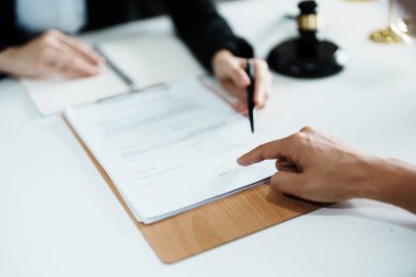 Avukat ve müvekkil arasındaki önemli belgelerin imzalanması bir mahkeme davasında anlaşmaya varılmasıdır..