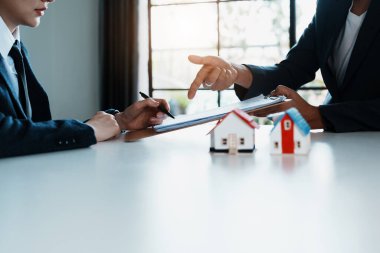 Teminat, mortgage, anlaşma, sözleşme, imza, müşteri emlakçı veya banka memuruna kanıt olarak sözleşme belgesini imzalar..
