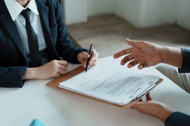 Teminat, mortgage, anlaşma, sözleşme, imza, müşteri emlakçı veya banka memuruna kanıt olarak sözleşme belgesini imzalar..