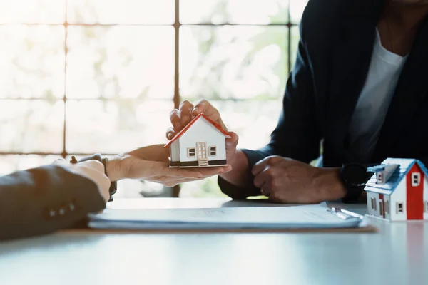 Gwarancja Kredyt Hipoteczny Umowa Umowa Podpis Agent Nieruchomo Dostarcza Dom — Zdjęcie stockowe