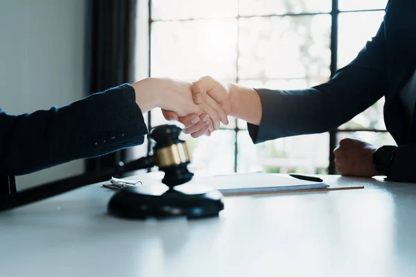 Law Consultation Agreement Contract Lawyer Attorney Shakes Hands Agree Clients — Stockfoto