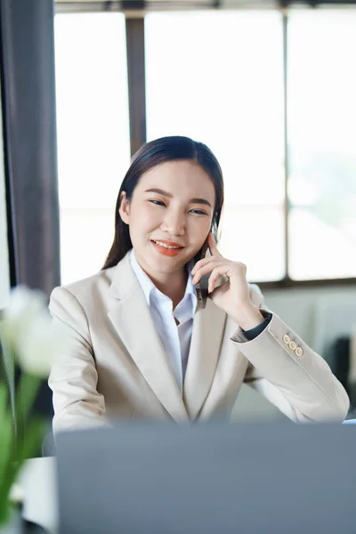 Retrato Una Joven Asiática Que Muestra Una Cara Sonriente Mientras — Foto de Stock