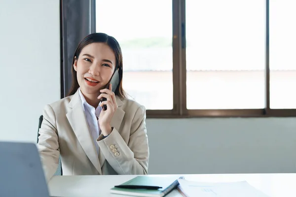 Portrett Ung Asiatisk Kvinne Som Viser Smilende Ansikt Når Hun – stockfoto