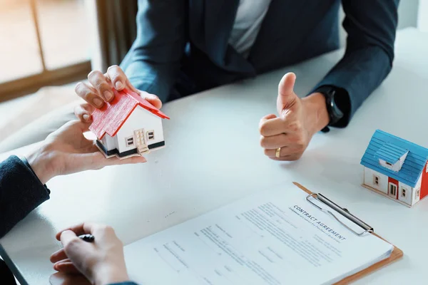 Gwarancja Kredyt Hipoteczny Umowa Umowa Podpis Agent Nieruchomo Dostarcza Dom — Zdjęcie stockowe