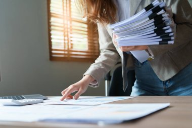 Finansal, Planlama, Pazarlama ve Muhasebe, Asyalı çalışanın portresi Mali durumları kontrol eden Belgeler ve bilgisayar laptopu kullanarak.