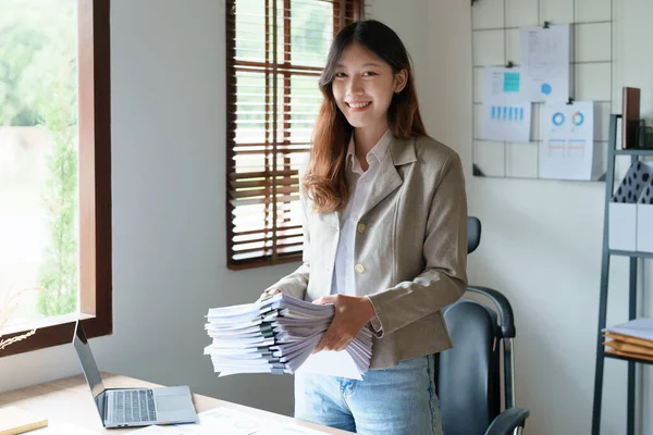 Портрет Вдумчивой Азиатской Предпринимательницы Смотрящей Финансовые Отчеты Строящей Маркетинговые Планы — стоковое фото