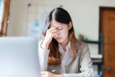 Sme işletme sahibinin portresi, bilgisayar ve finansal tabloları kullanan adam piyasanın genişletilmesi konusunda endişeli ifade, iş dünyasına yatırım yapma yeteneğini artırmak için..