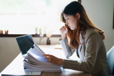 Sme işletme sahibinin portresi, bilgisayar ve finansal tabloları kullanan adam piyasanın genişletilmesi konusunda endişeli ifade, iş dünyasına yatırım yapma yeteneğini artırmak için..