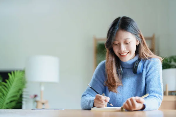 Portrét Dospívající Asijské Ženy Pomocí Notebooku Studovat Line Prostřednictvím Videokonference — Stock fotografie