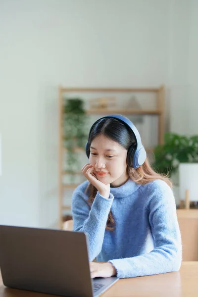 Portrét Dospívající Asijské Ženy Pomocí Počítače Nošení Sluchátek Studiu Line — Stock fotografie