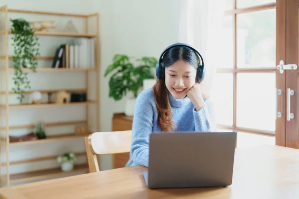 Portré Egy Tinédzser Ázsiai Aki Számítógépet Használ Fülhallgatót Visel Hogy — Stock Fotó