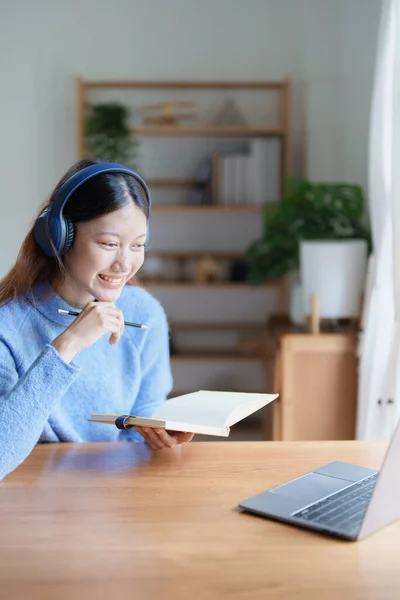 Portret Nastoletniej Azjatki Korzystającej Komputera Noszącej Słuchawki Używającej Notatnika Nauki — Zdjęcie stockowe