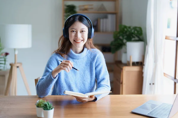 Portrét Dospívající Asijské Ženy Pomocí Počítače Nošení Sluchátek Pomocí Notebooku — Stock fotografie