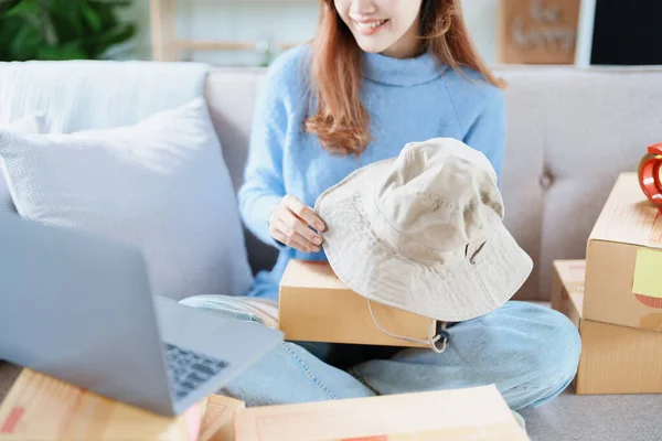 独立的亚洲妇女创办小企业时 使用电脑笔记本电脑微笑 成功地实现了网上营销包装项目和中小企业交付理念 — 图库照片