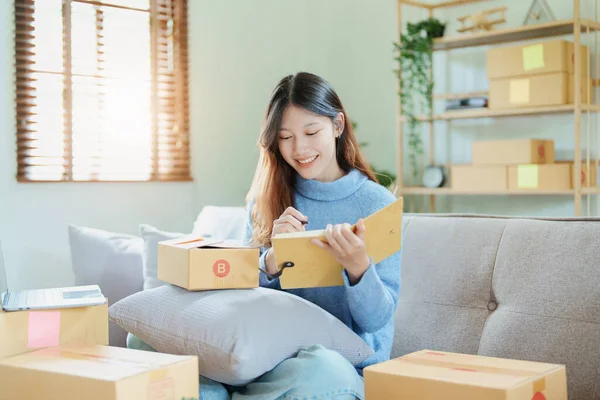 Emprendedor Pequeñas Empresas Mujer Asiática Independiente Sonriendo Usando Computadora Portátil — Foto de Stock