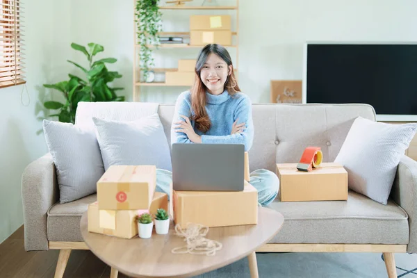 Emprendedor Pequeñas Empresas Mujer Asiática Independiente Sonriendo Usando Computadora Portátil —  Fotos de Stock