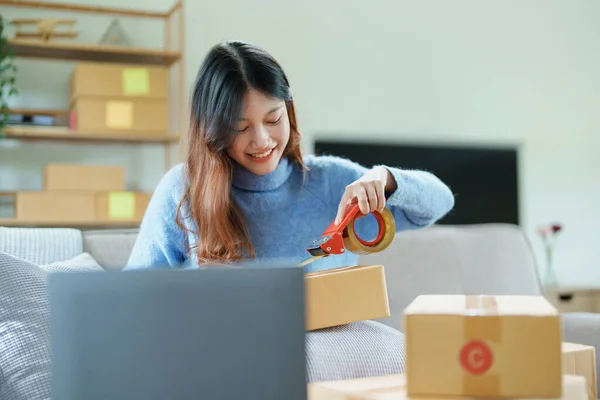 Beginnend Mit Kleinunternehmerin Unabhängiger Asiatischer Frau Die Mit Computer Laptop — Stockfoto