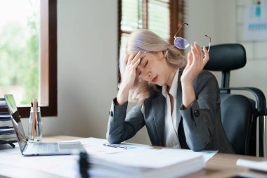 Sme işletme sahibi, bilgisayar ve finansal tabloları kullanan kadın, piyasanın genişletilmesi konusunda endişeli ifade, iş dünyasına yatırım yapma yeteneğini artırmak için.