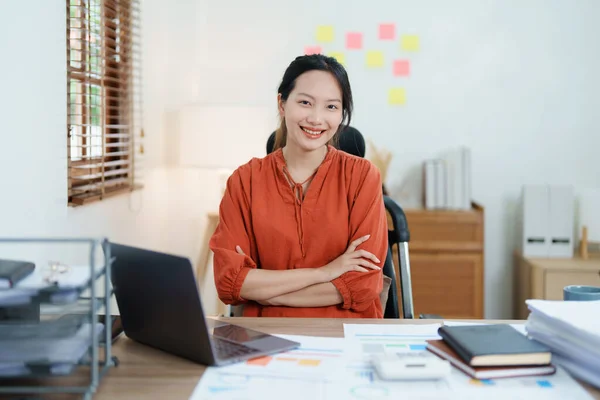 Retrato Uma Mulher Empresária Mostrando Uma Cara Sorridente Feliz Como — Fotografia de Stock