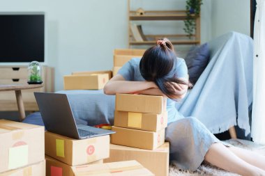 Bağımsız Asyalı bir kadının küçük işletme girişimciliğine başlaması işinin hedef kitleye ulaşamamasından endişe ederek yüzünü gösterdi. KME kavramları.