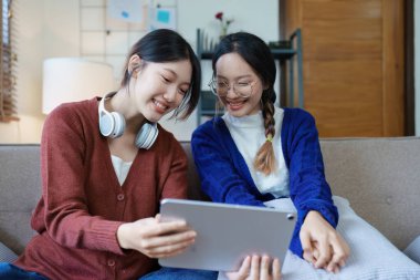 Igbtq, Igbt konsepti, homoseksüellik, iki Asyalı kadının tablet kullanırken birbirlerini sevdiklerini gösteren portresi..